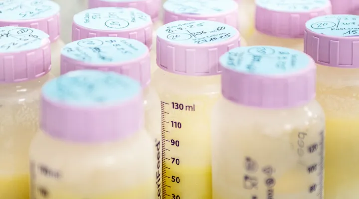 Spenderinnenmilch, in Flaschen abgefüllt