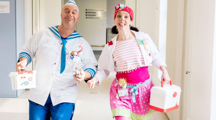 Spitalclowns Flippa und Dada laufen durch den Gang des Kinderspitals Zürich