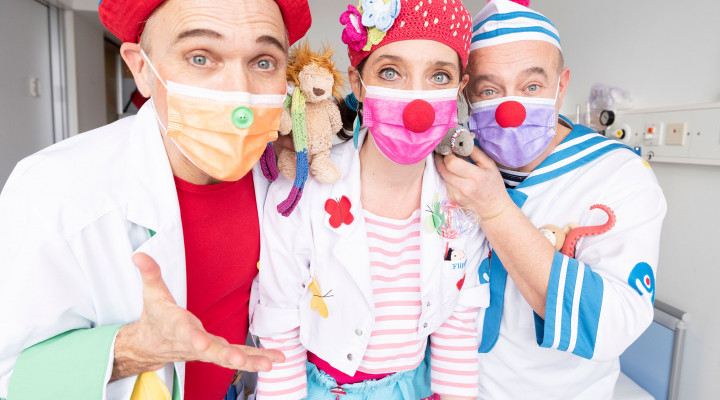 Spitalclowns Flippa Dada und Knopf posieren vor der Kamera in einem Patientenzimmer des Kinderspitals Zürich