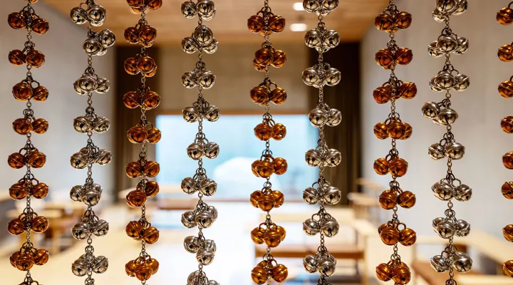 Detail auf ein Kunstwerkvorhang aus kleinen Glöckchen