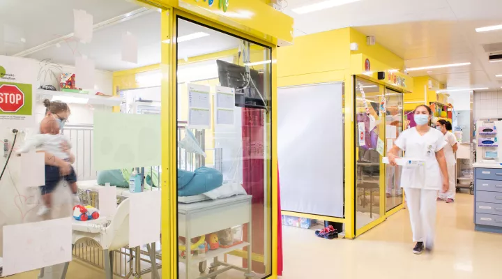 Eine Pflegefachfrau läuft durch die Station Stammzelltransplantation