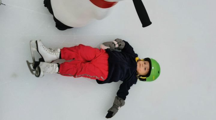 tBiomap-Studie_Kind beim Eislaufen am Boden
