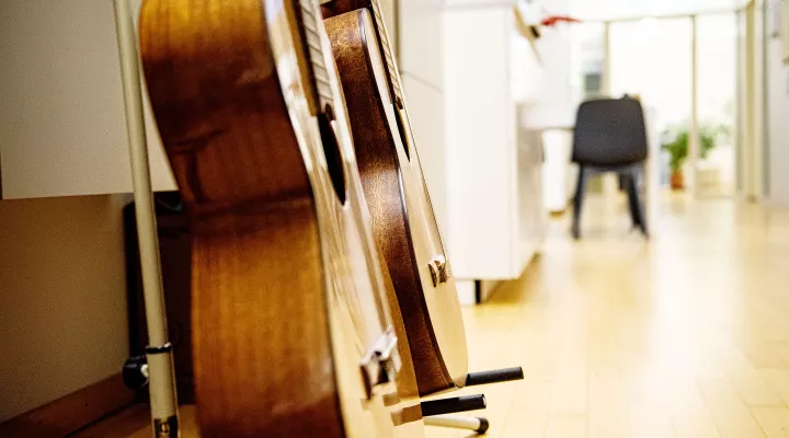 Therischule, Psychosomatische Therapiestation, Gitarren im Schulgang