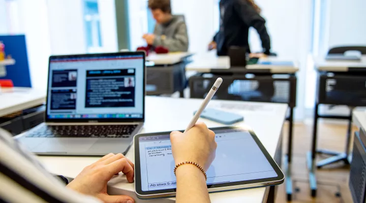 Therischule, Psychosomatische Therapiestation, Schülerin arbeitet mit Laptop und IPAD