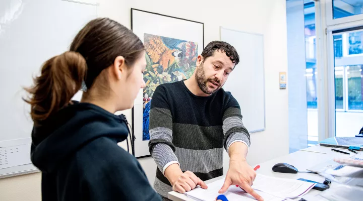 Therischule, Psychosomatische Therapiestation, Lehrer im Gespräch mit Schülerin