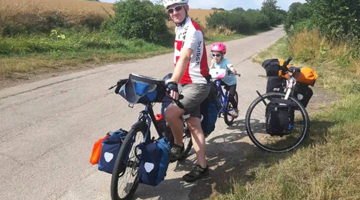 Vater und Tochter fahren Velo für guten Zweck