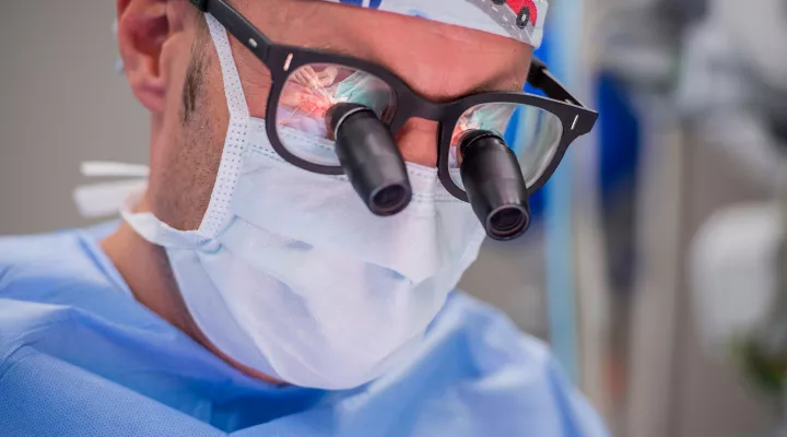 Portrait von Ueli Möhrlen während einer Operation