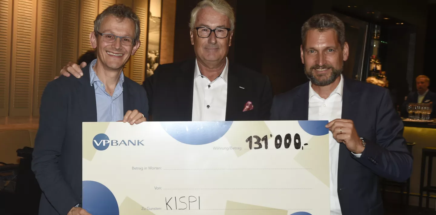 Matthias Baumgartner und Georg Schäppi mit dem Check.
