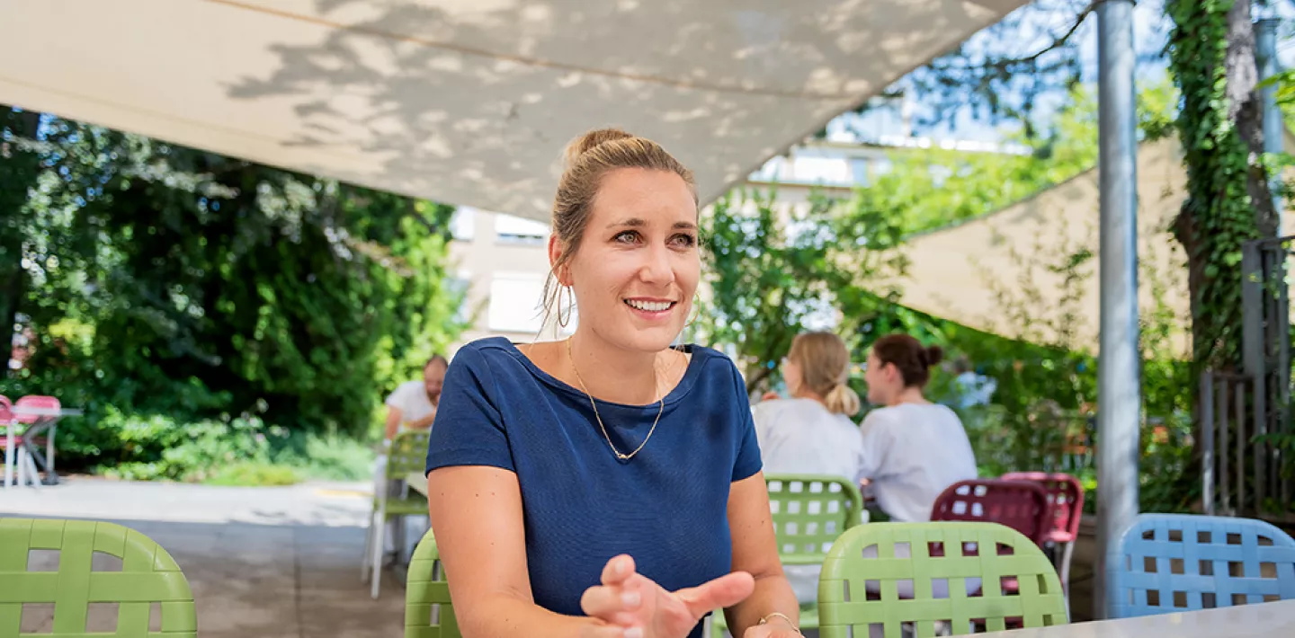 Cornelia Goller von der International Office während einem Gespräch fotografiert