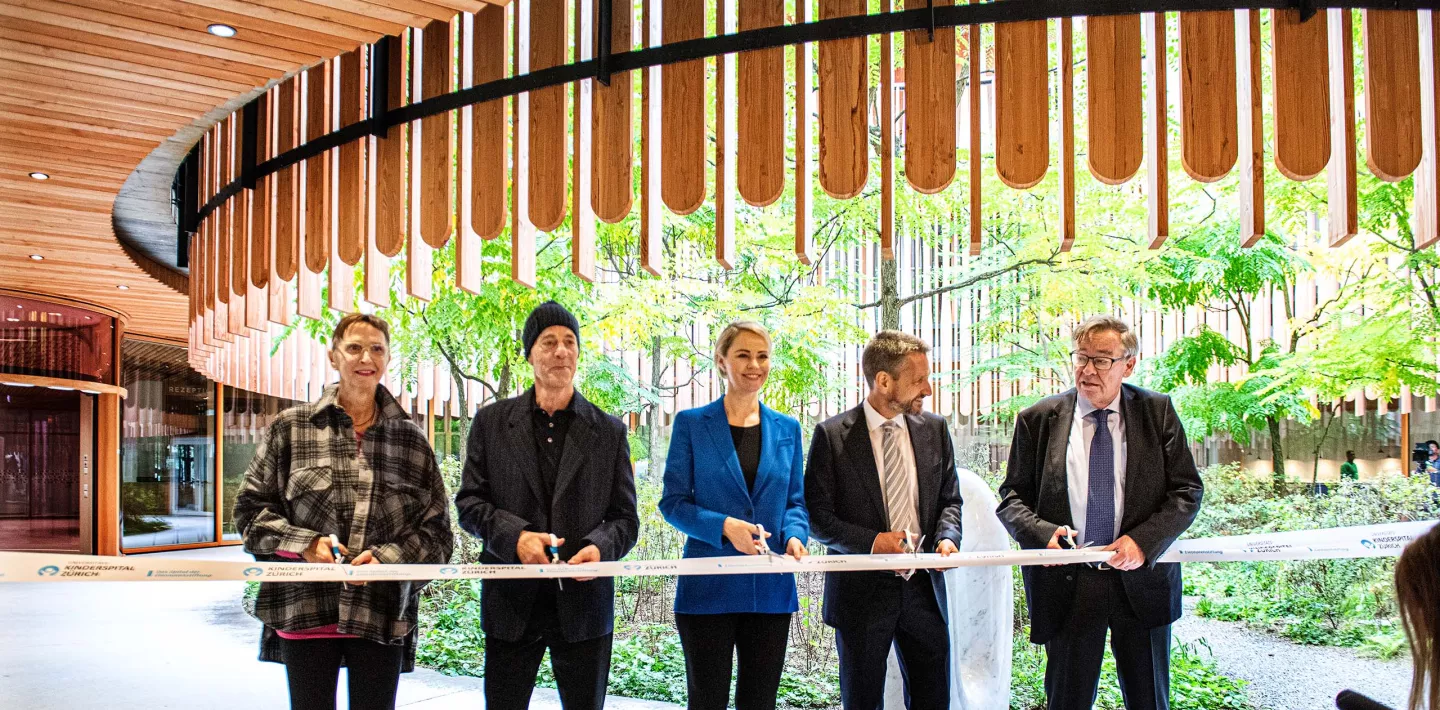 Christine Binswanger, Jacques Herzog, Natalie Rickli, Georg Schäppi und Martin Vollenwyder durchschneiden ein Band bei der Einweihung des neuen Kinderspitals Zürich