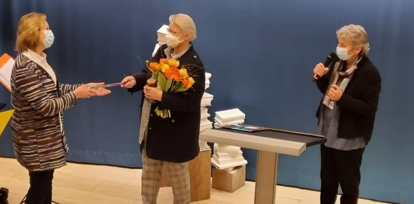 Stabsübergabe zwischen zwei Angestellten des Kinderspitals 