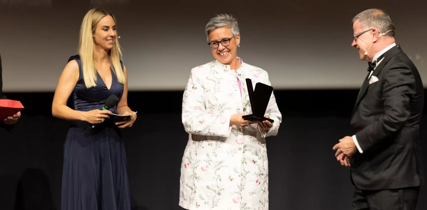 Die Gewinnerin des Viktor Awards nimmt glücklich ihre Auszeichnung auf der Bühne entgegen. 