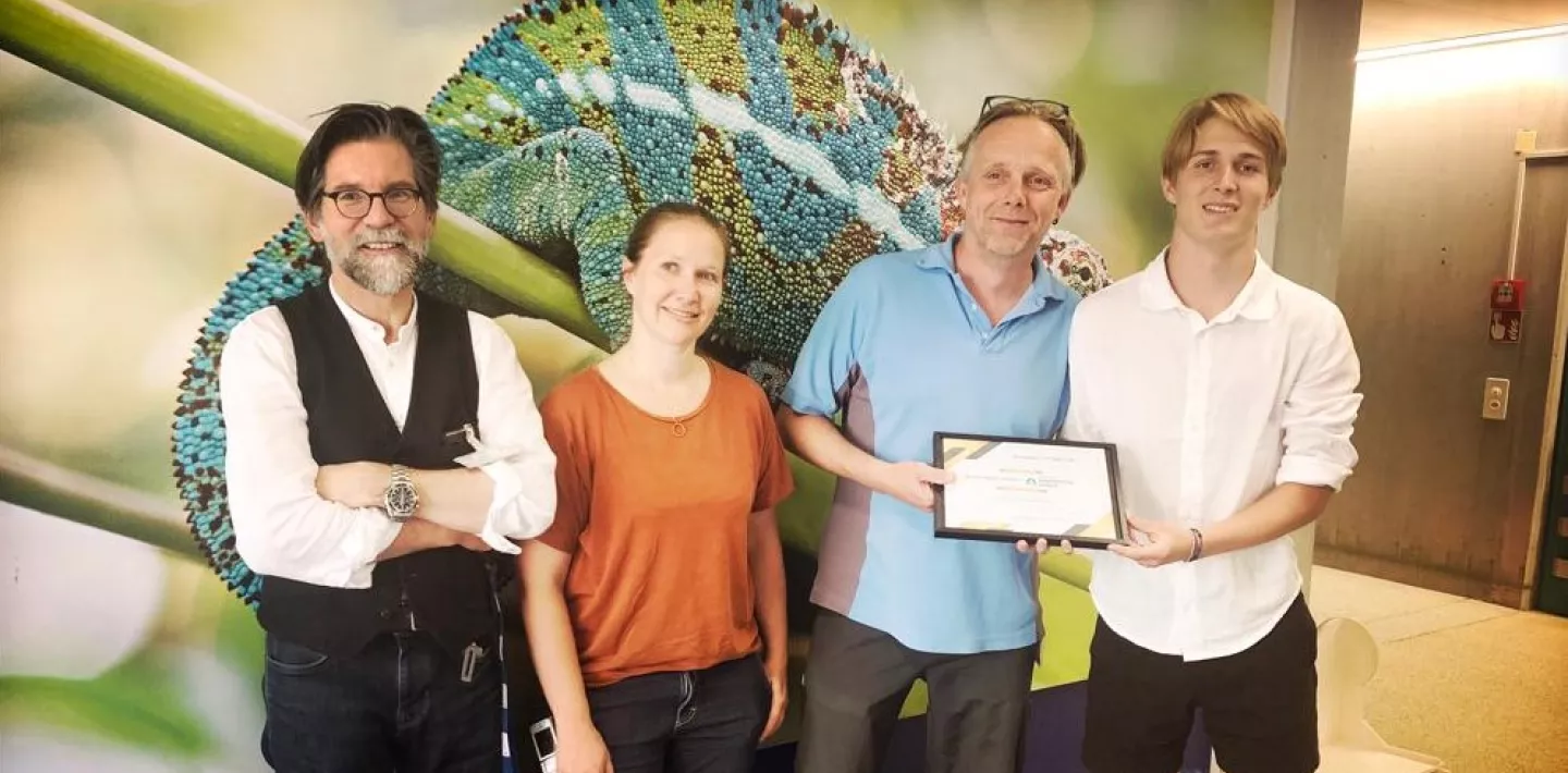 Gordon mit Spendenurkunde