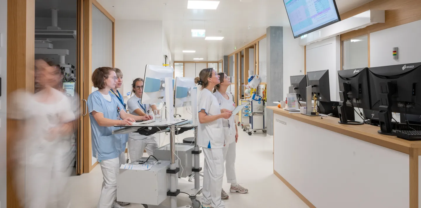 Mitarbeitende der Intensivstation in Bewegung auf dem Gang im Kinderspital Zürich