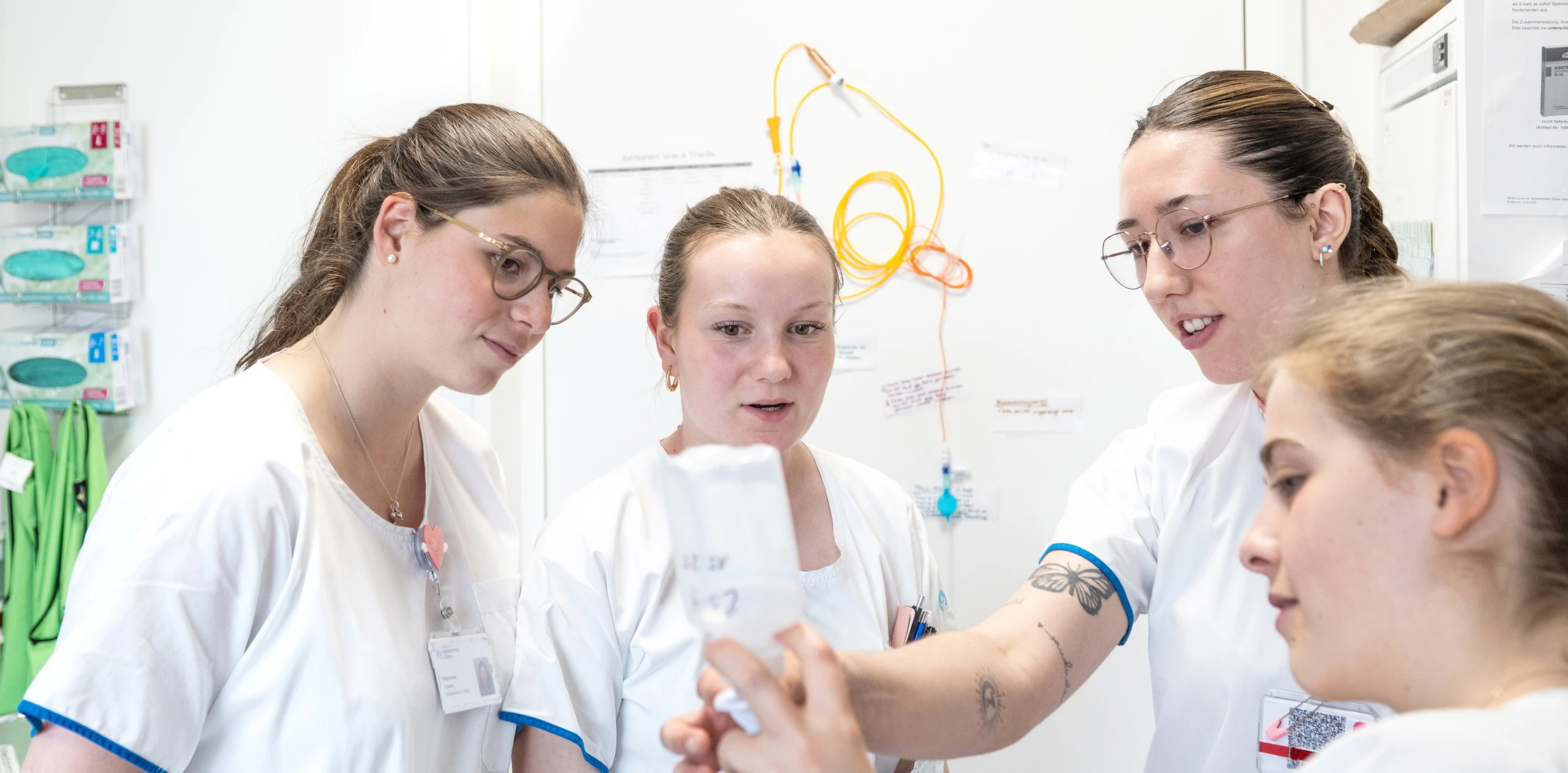 FaGe Lernende verschiedener Lehrjahre arbeiten auf der Ausbildungsstation im Kinderspital Zürich eng zusammen.