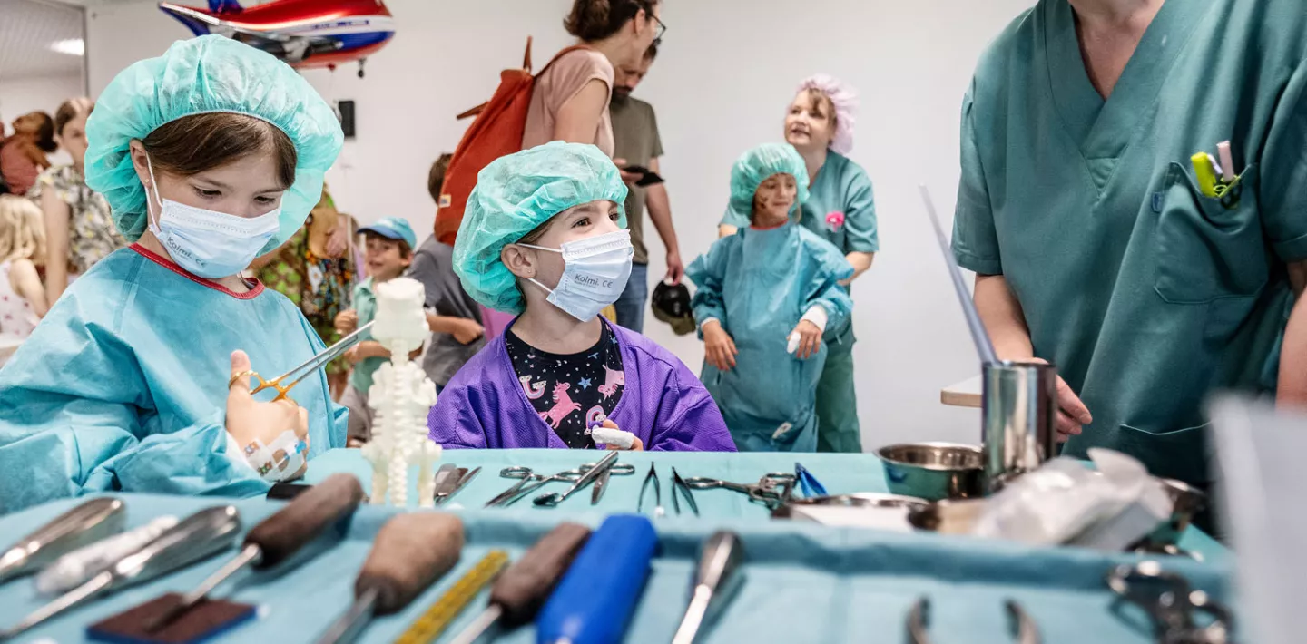Kinder in OP-Kleidung dürfen Hand anlegen