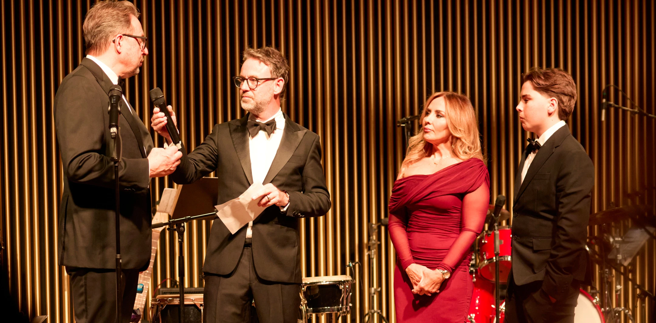Prof. Dr. med. Michael Grotzer, Moderator Nik Hartmann und die Patientenfamilie Zardon beim Kispiball 2026 im Kunsthaus Zürich.
