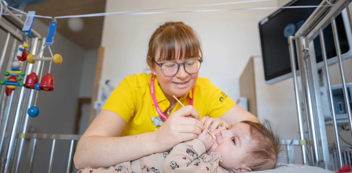 Eine Logopädin therapiert ein Baby mit Schluckstörung im Kinderspital Zürich