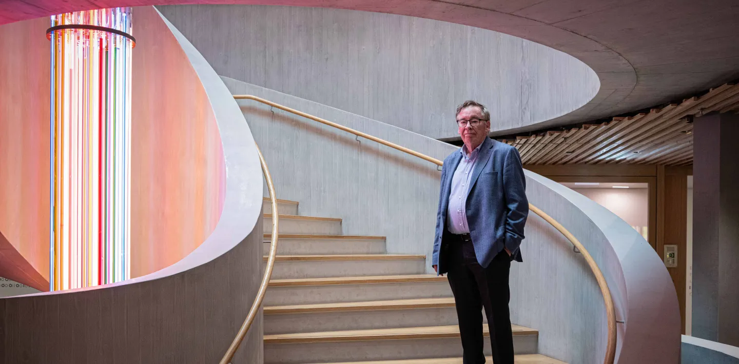 Martin Vollenwyder steht auf der Wendeltreppe im neuen Kinderspital in Zürich-Lengg