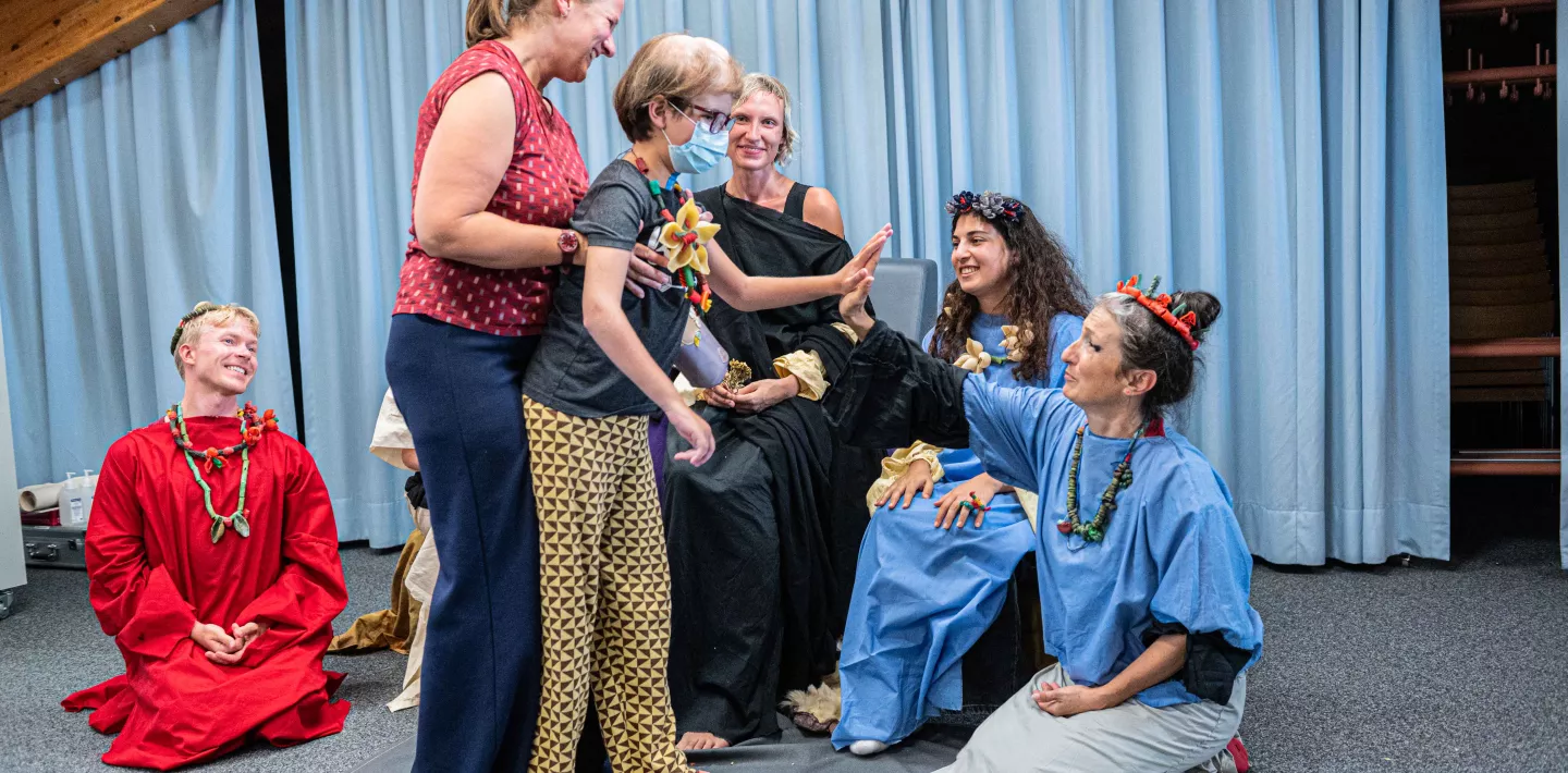 Performance mit der Künstlerin Monster Chetwynd in der Kinder-Reha Schweiz