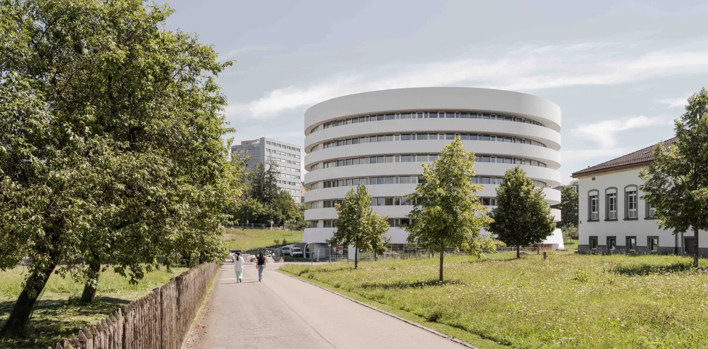 Ein Weg führt zum neuen Gebäude für Forschung und Lehre des Kinderspitals Zürich