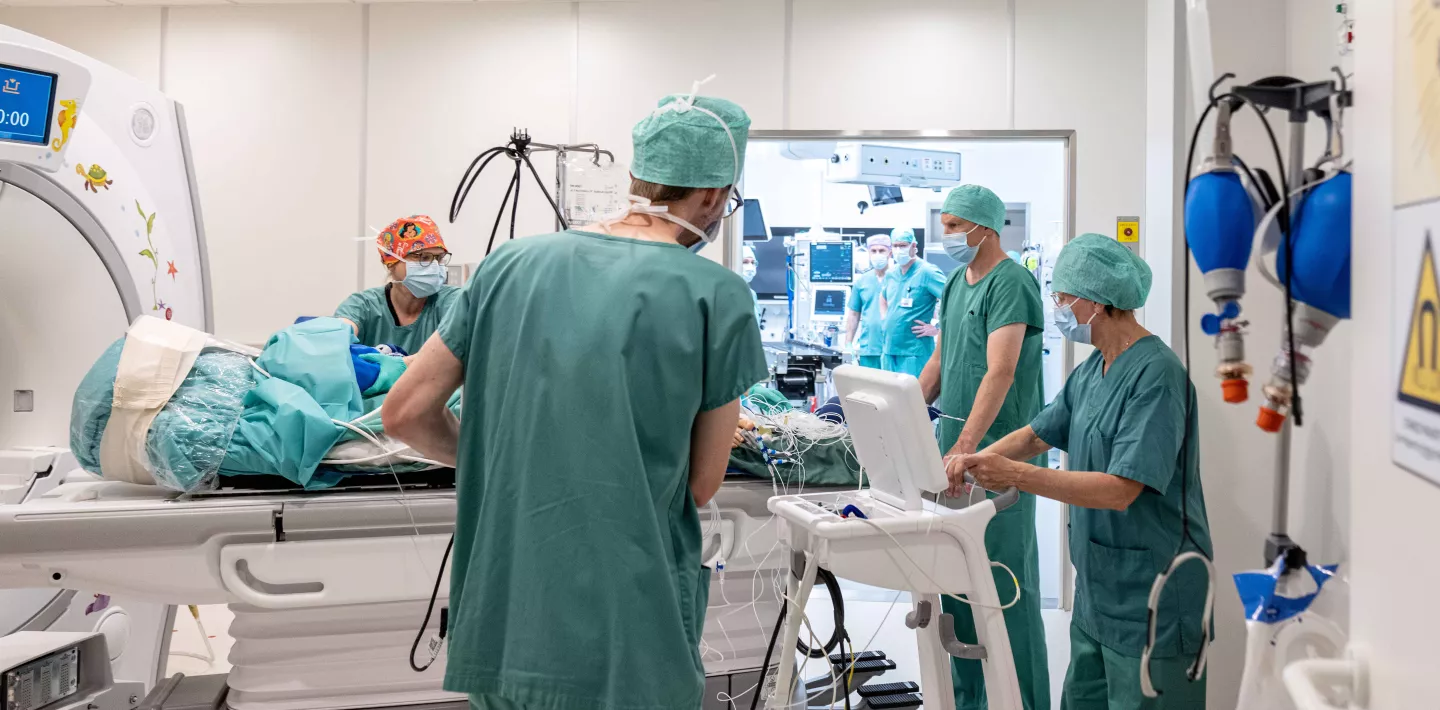 Medizinisches Personal transportiert einen Patienten vom MRI zurück in den OP