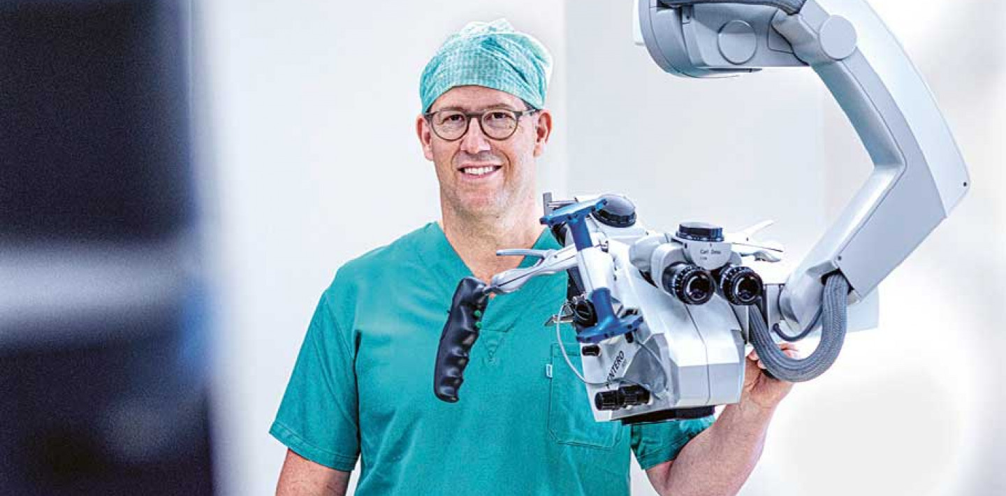 Prof. Dr. med. Niklaus Krayenbühl mit OP-Roboter