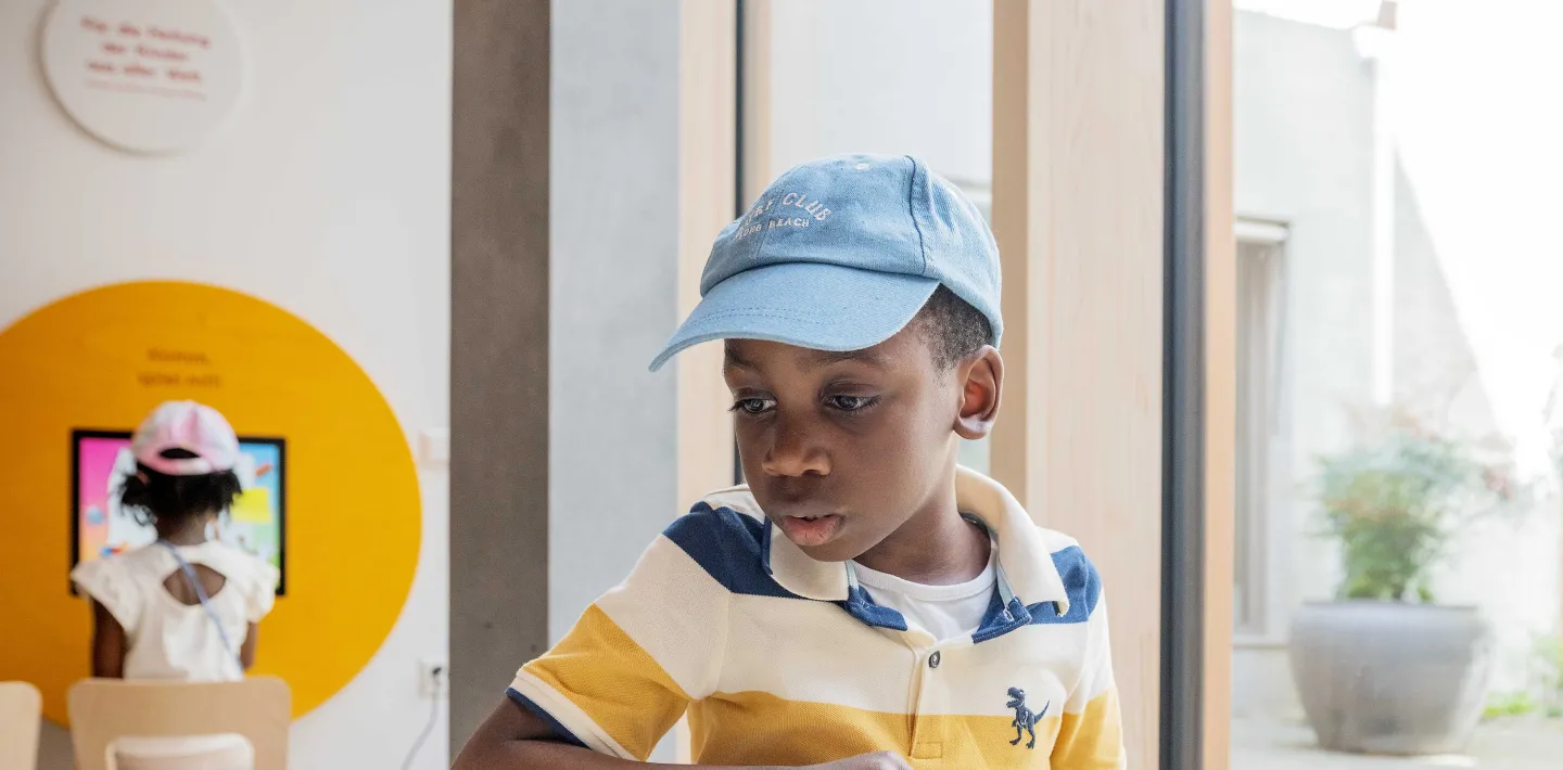 Patient David in einem Aufenthaltsbereich im Kinderspital Zürich
