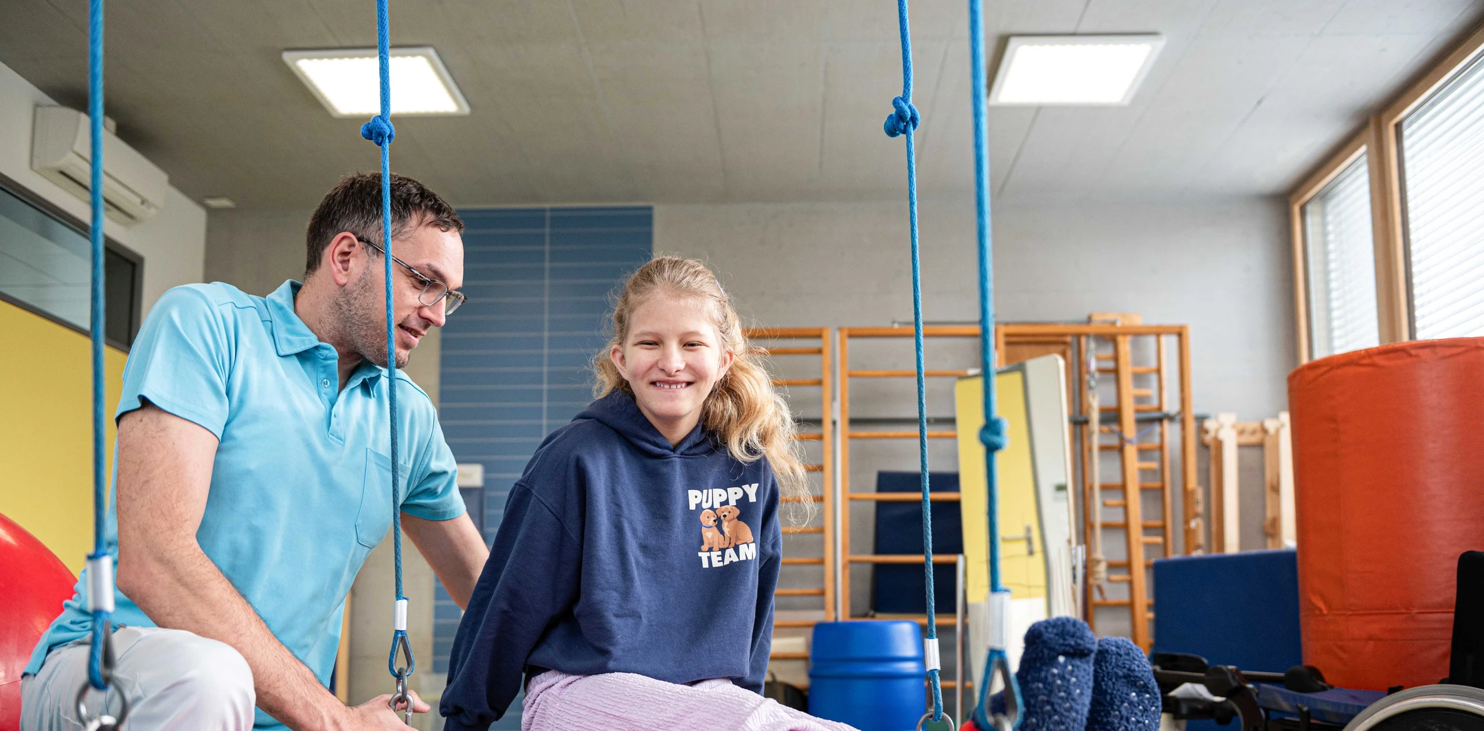 Patientin Tabitha bei Physiotherapie in der Kinder-Reha Schweiz