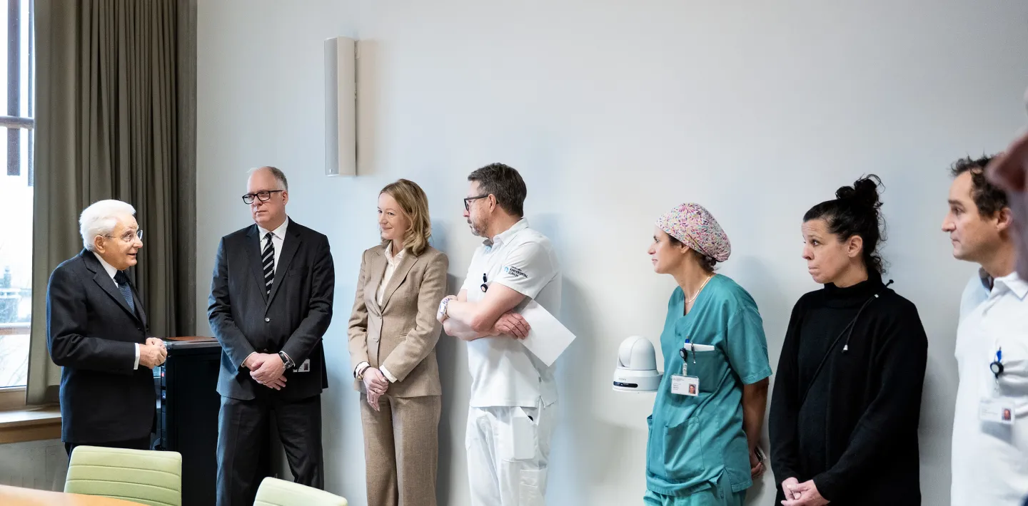 Der italienische Staatspräsident, Sergio Mattarella, besuchte das Kinderspital Zürich nach der Brandtragödie von Crans-Montana