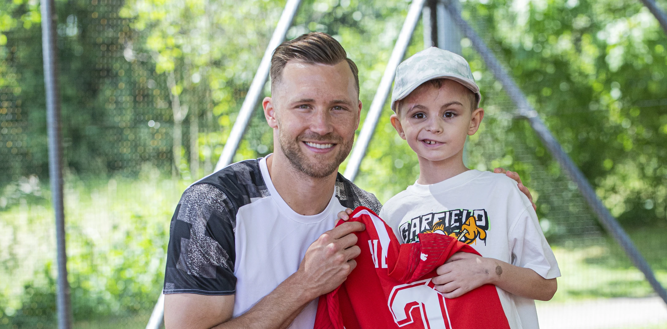 Schweizer Fussball-Nationalspieler Silvan Widmer zu Besuch in der Kinder-Reha Schweiz