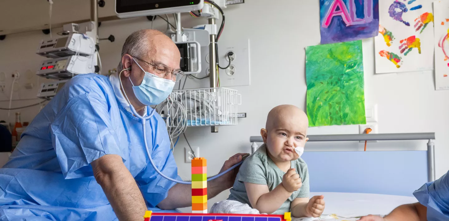 Prof. Dr. med. Tayfun Güngör untersucht den Stammzelltherapie Patienten Ali im Kinderspital Zürich