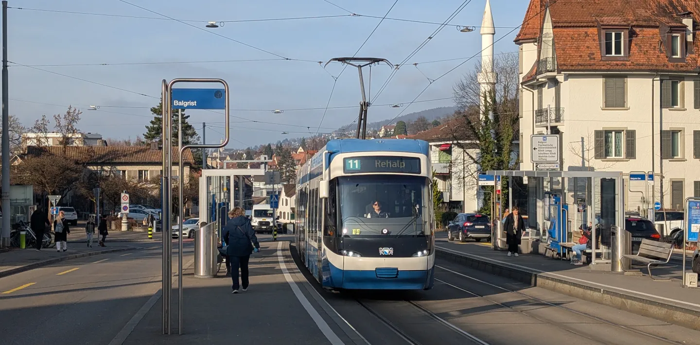 Eine Tram hält an der Haltestelle Balgrist in Zürich