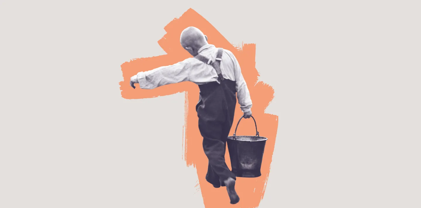 Ein freigestelltes, historisches Foto eines Arbeiterkindes, das einen schweren Metalleimer trägt