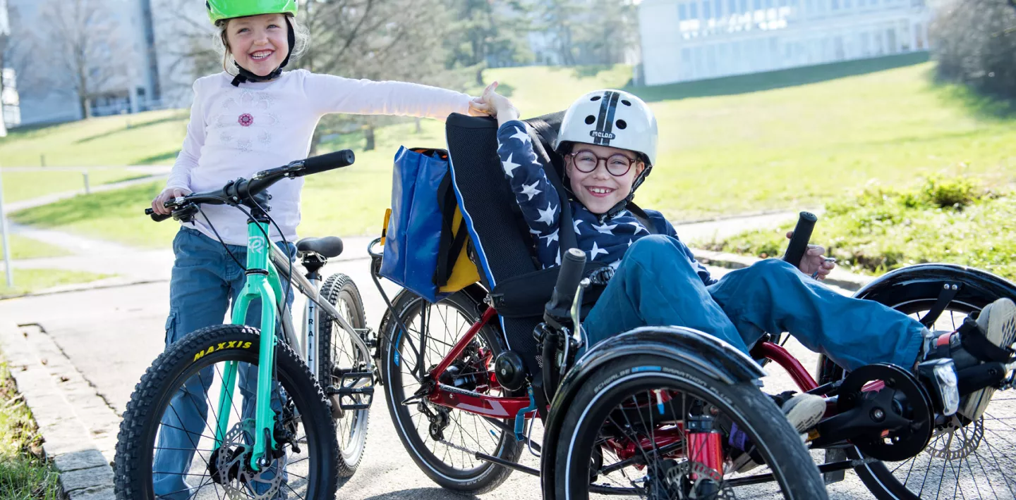 Patient im Rollfahrrad mit Schwester auf Velo