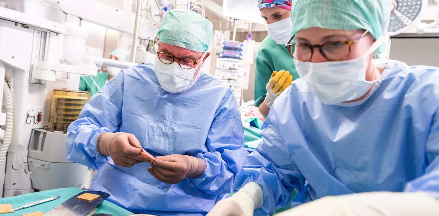 ​Prof. Dr. med. Clemens Schiestl führt Operation durch