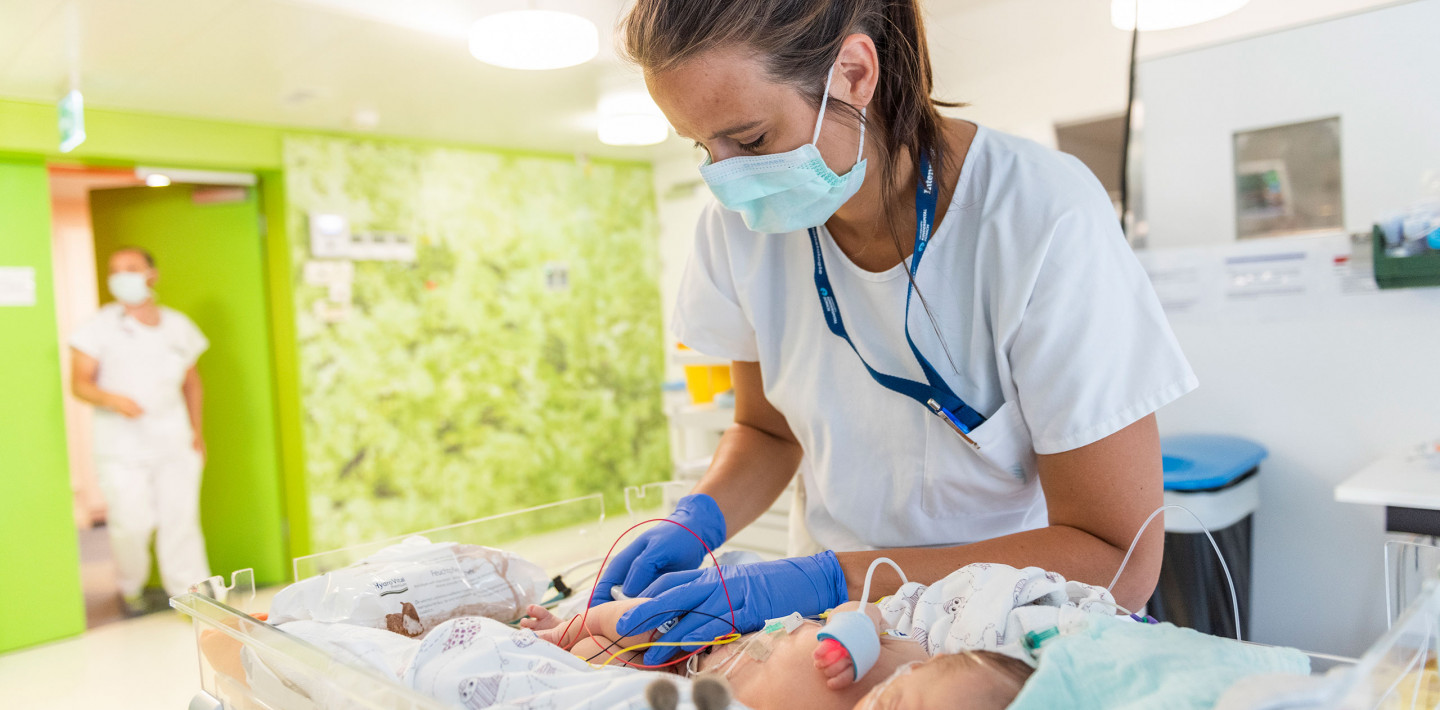 Eine Pflegefachfrau betreut ein Kind auf der Intensivstation während der Coronavirus Pandemie