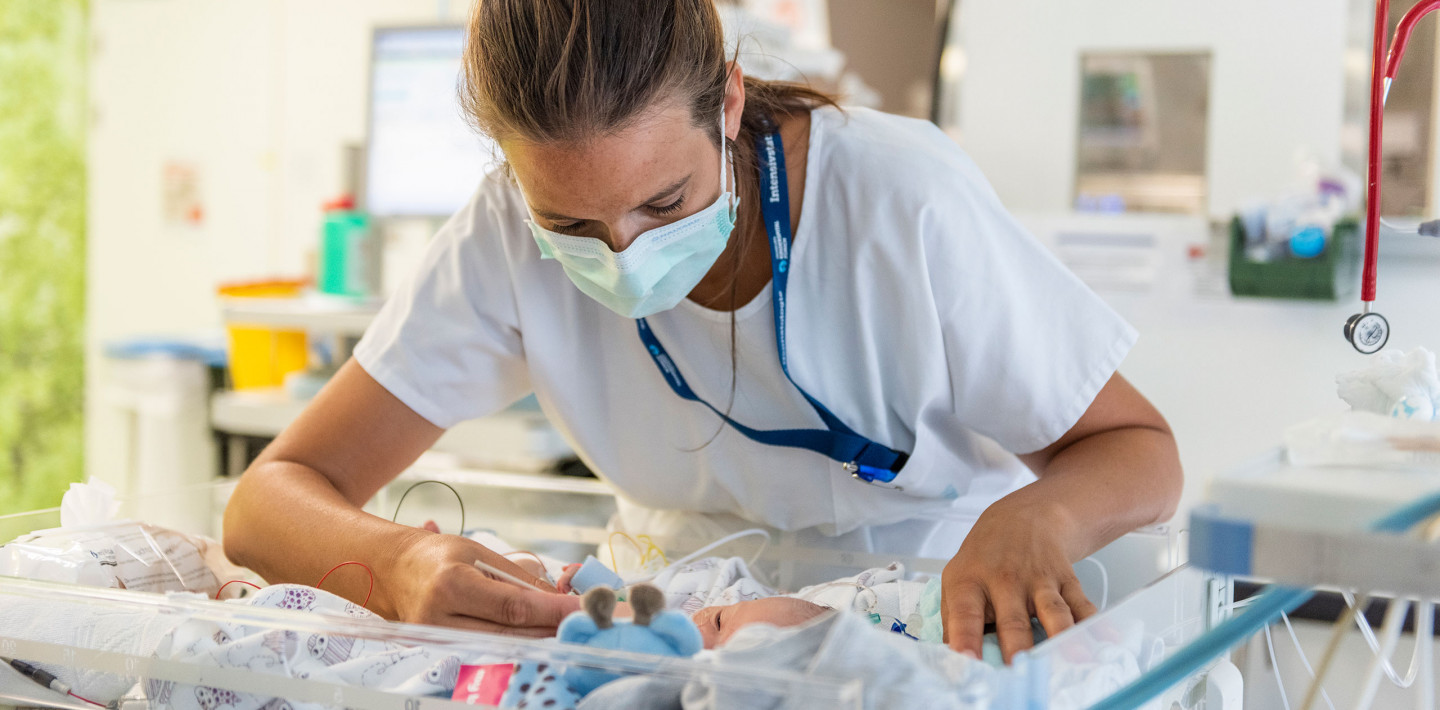 Eine Pflegefachfrau betreut ein Kind auf der Intensivstation während der Coronavirus Pandemie