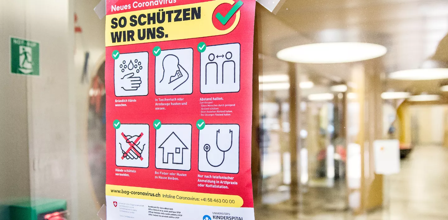 Ein Plakat mit Hinweisen zu Covid 19 Pandemie