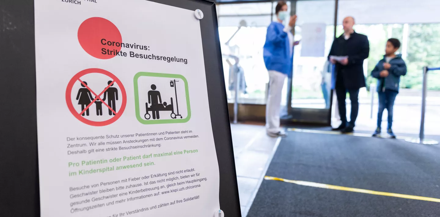 Eine Infotafel zu den Massnahmen zu Coronavirus Pandemie bei der Poliklinik