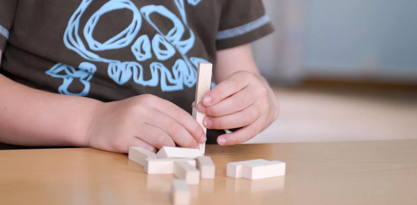 Ein Junge löst eine Aufgabe während einer Untersuchung in der Abteilung Entwicklungspädiatrie