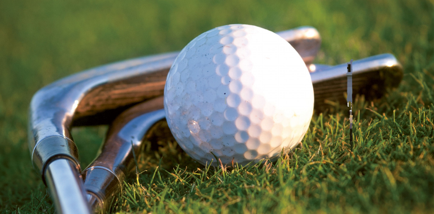 Golfschläger und Golfball