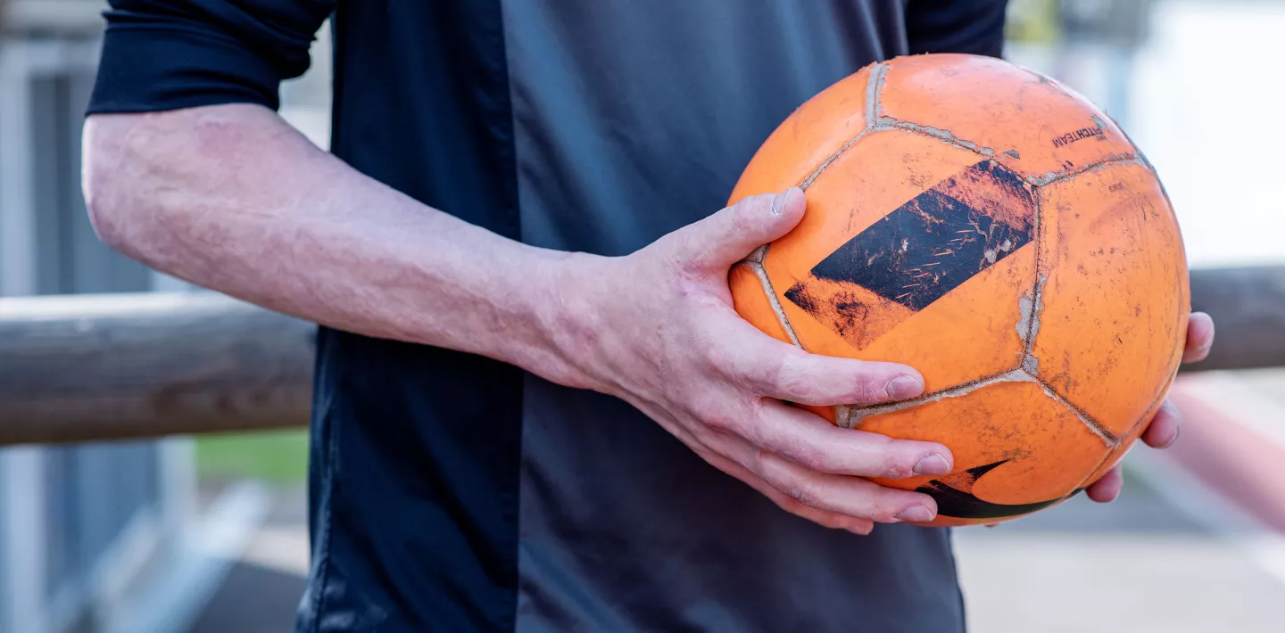 Guus van Eck, brandverletzt, spielt gerne Fussball