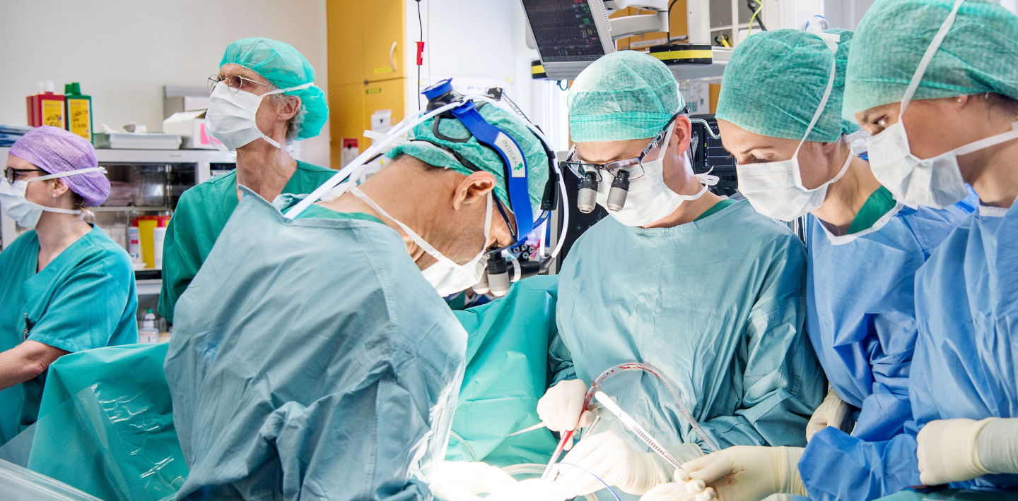 Die Herzchirurgen operieren ein krankes Kind