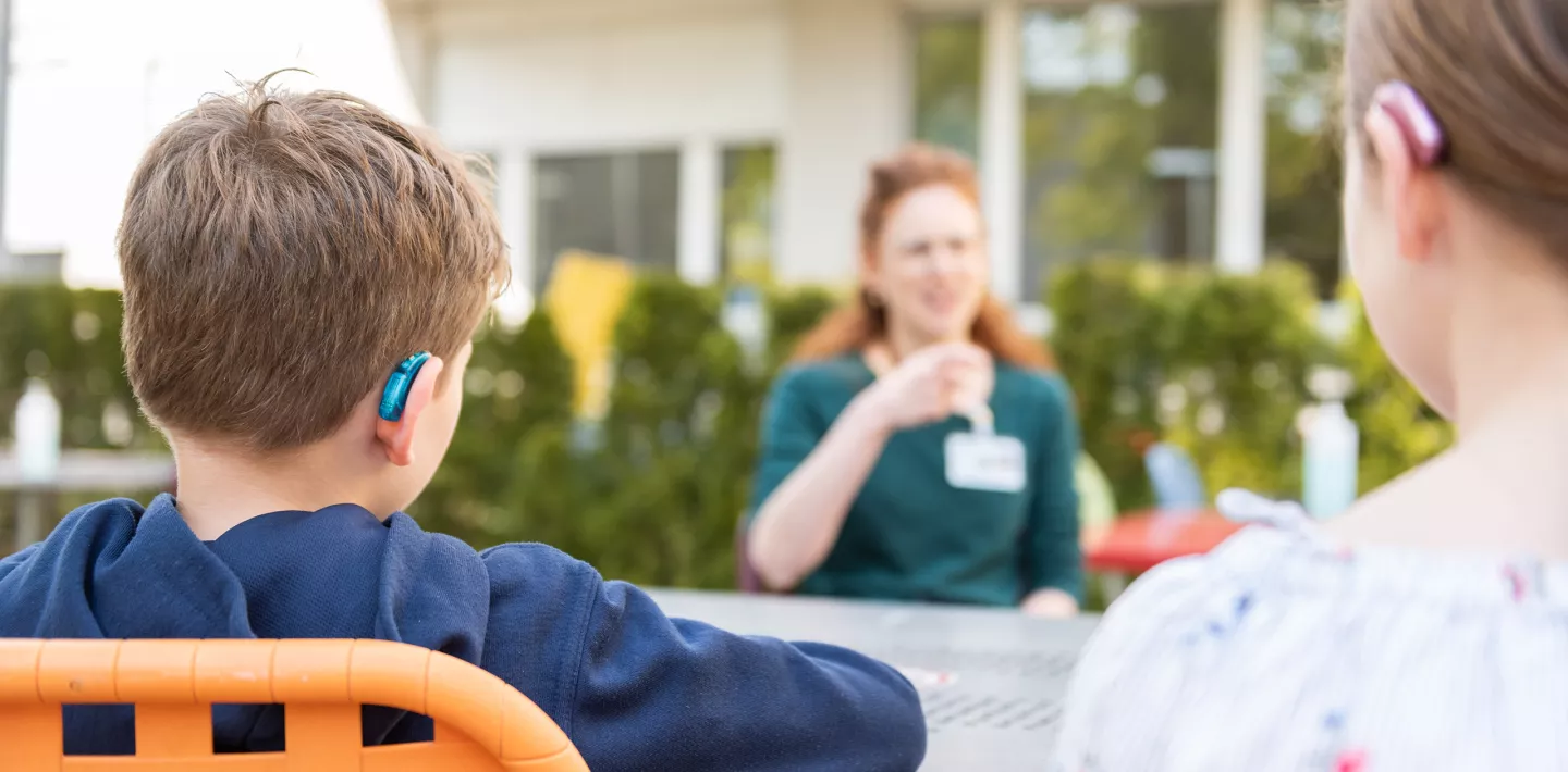 Kinder hören Frau zu 