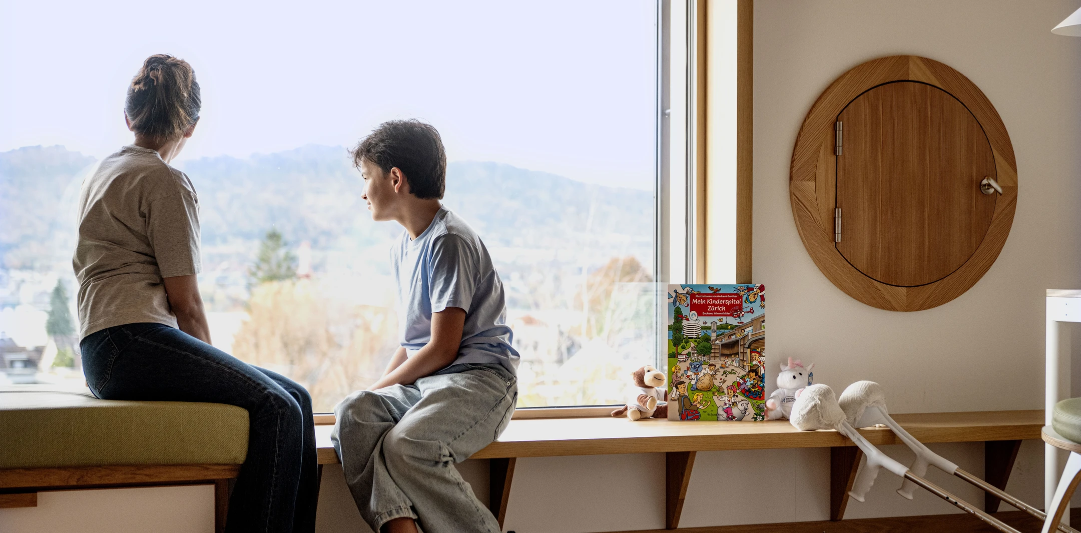 International Office, Patient Solidjon mit Mutter im Patientenzimmer im Kinderspital Zürich