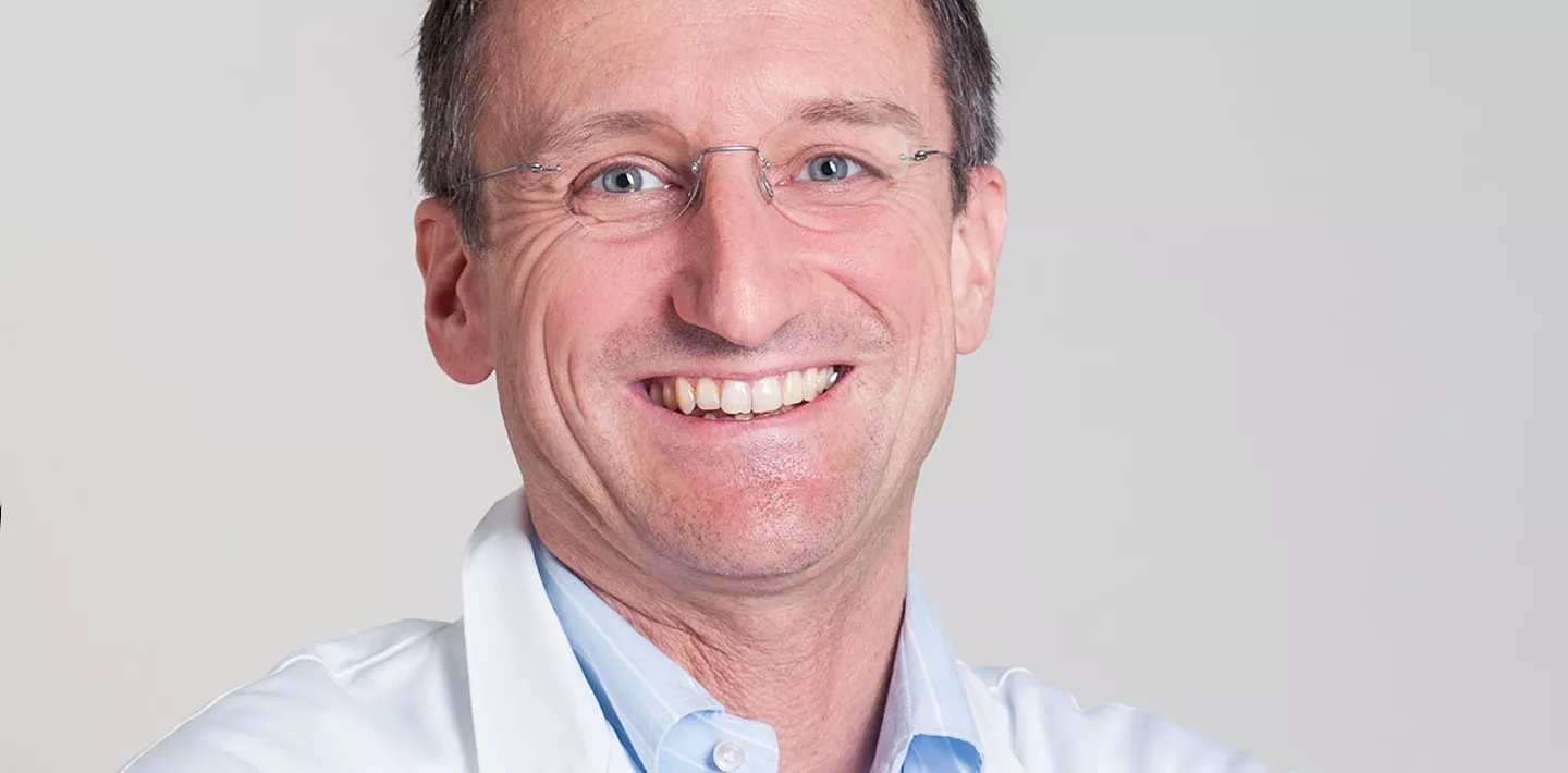 Ein Portrait von dem Arzt Jean-Pierre Bourquein von der Abteilung Onkologie