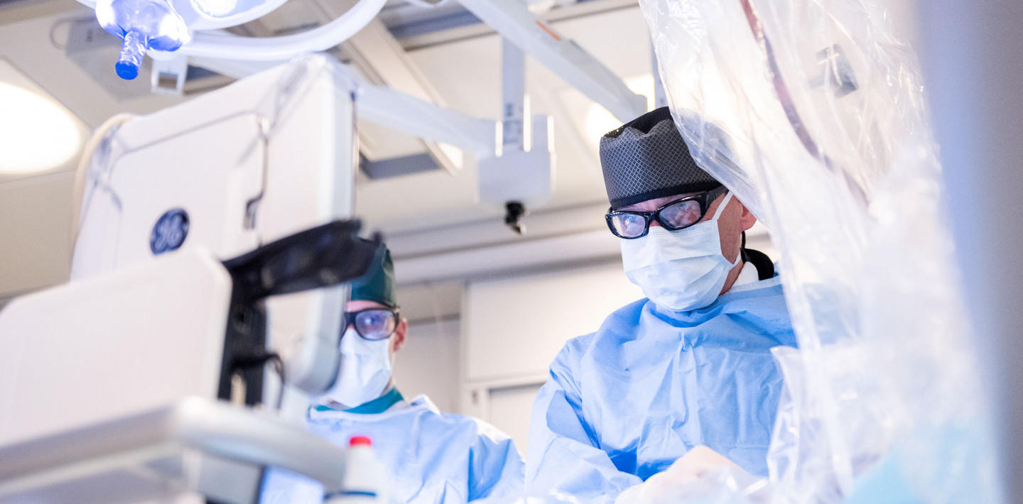 Der Kardiochirurg Oliver Kretschmar operiert im Herzkatether ein krankes Kind