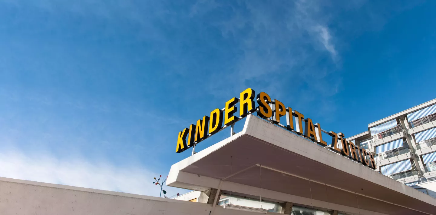 Die Beschriftung vor dem Haupteingang des Kinderspitals Zürich