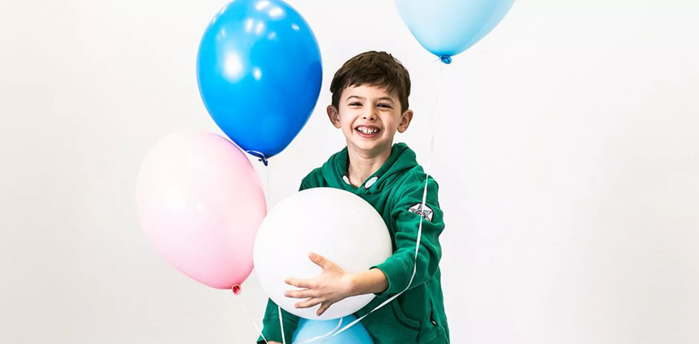 Kind mit Luftballonen Jubiläum Kinderspital 